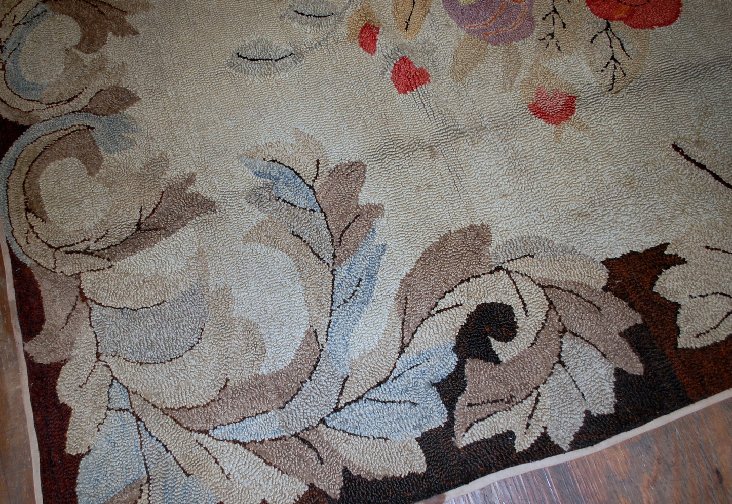 Antique decorative American hooked rug of Victorian style. The rug is in good condition, it has been made in the end of 19th century in USA.