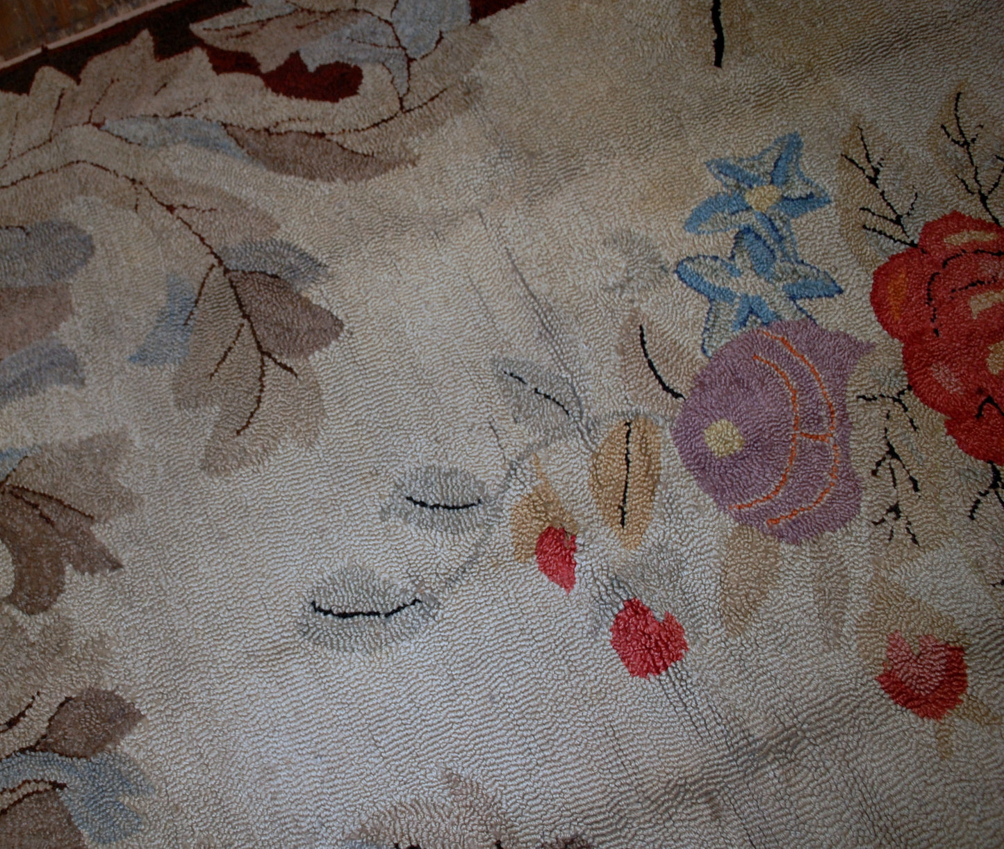 Antique decorative American hooked rug of Victorian style. The rug is in good condition, it has been made in the end of 19th century in USA.