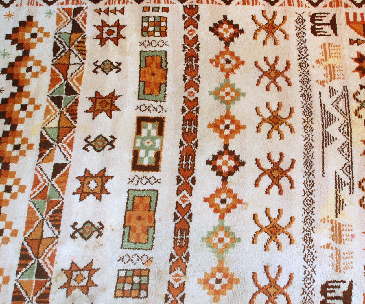 Vintage European Savonnerie rug in original good condition. This rug made from the white soft wool in the middle of 20th century.