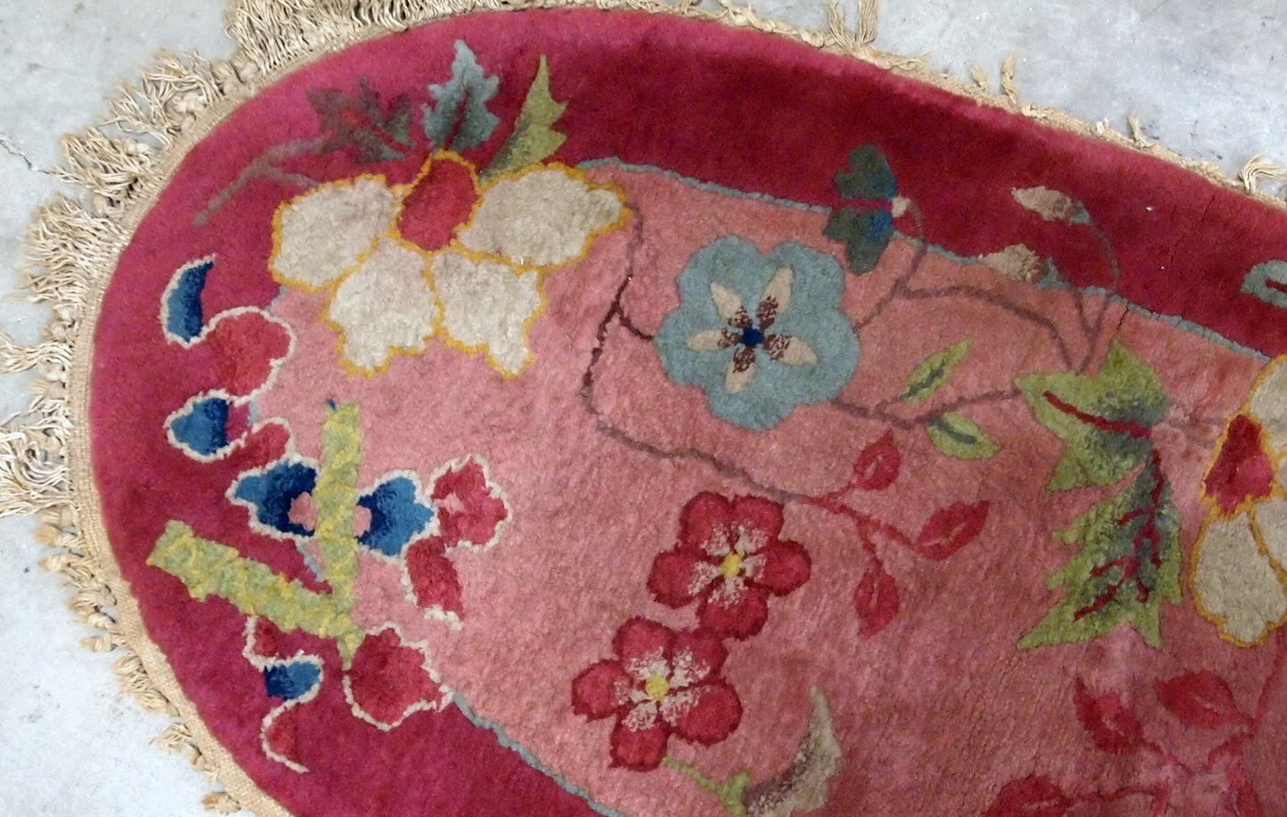 Oval Art Deco Chinese rug in original good condition. the rug is made in wool, quite thick and soft.