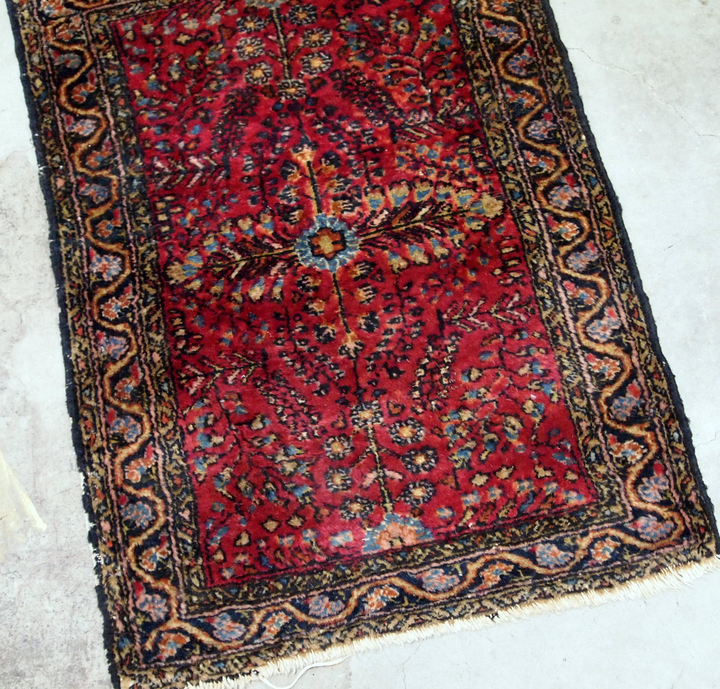Handmade antique Persian Sarouk rug 1920s