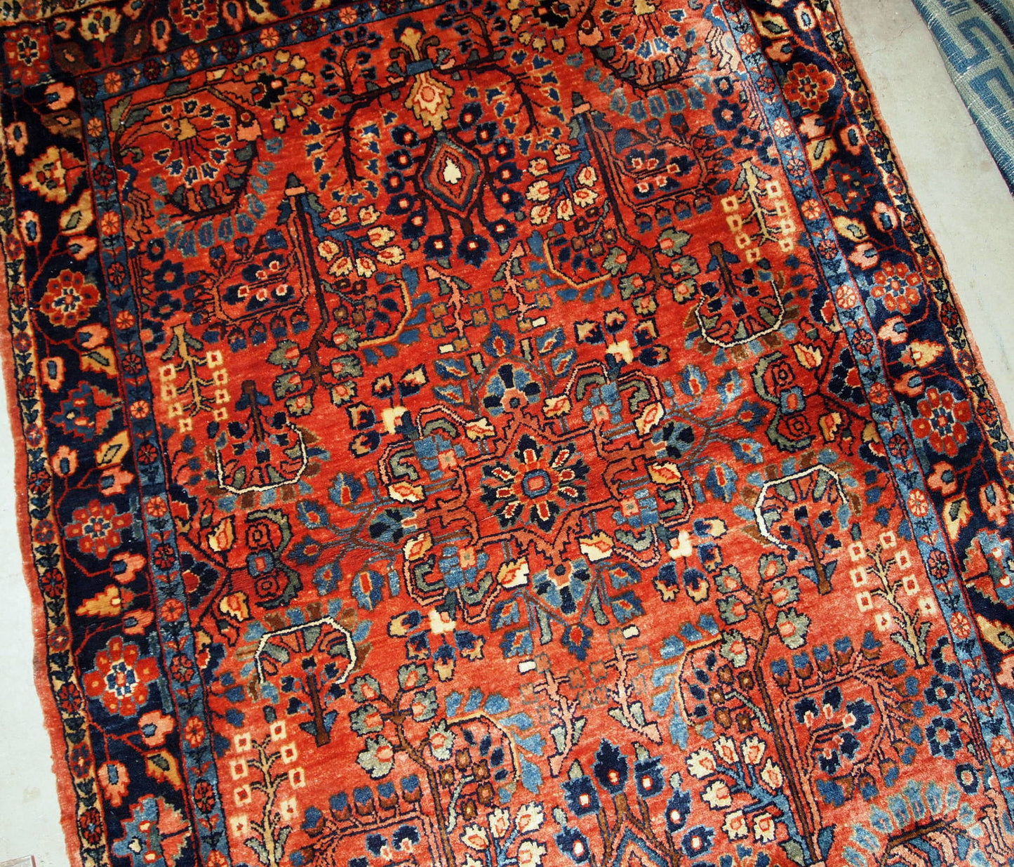 Handmade antique Persian Sarouk rug 1920s