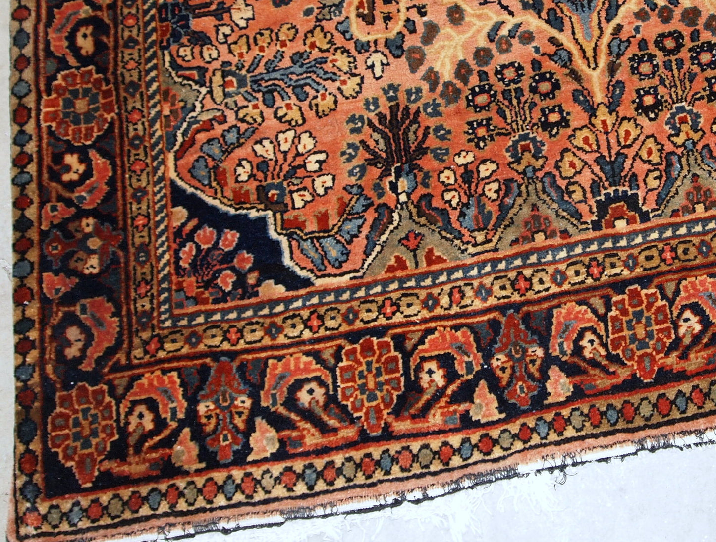 Handmade antique Persian Sarouk rug 1920s