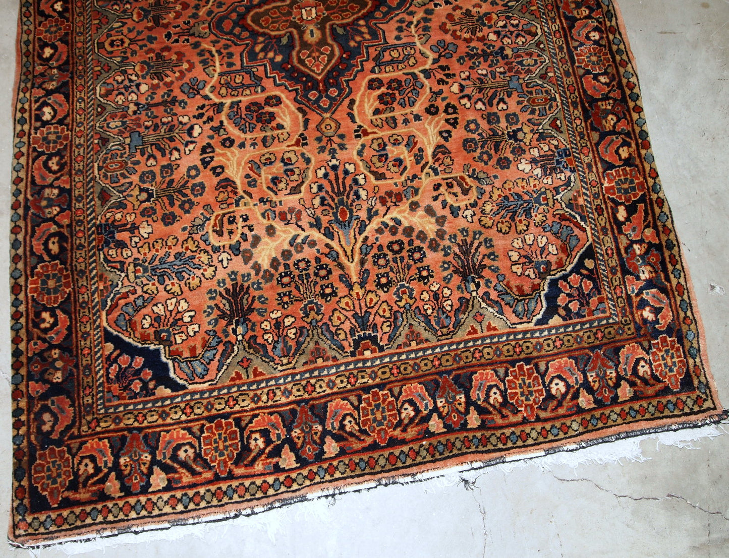 Handmade antique Persian Sarouk rug 1920s