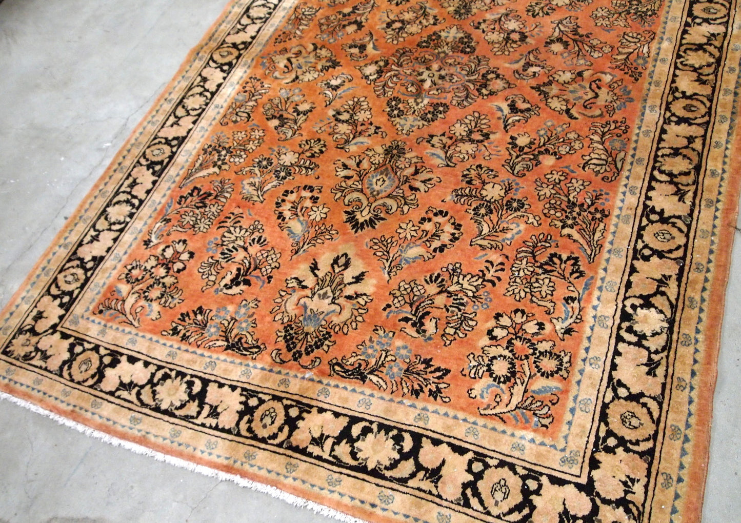 Handmade antique Persian Sarouk rug 1920s