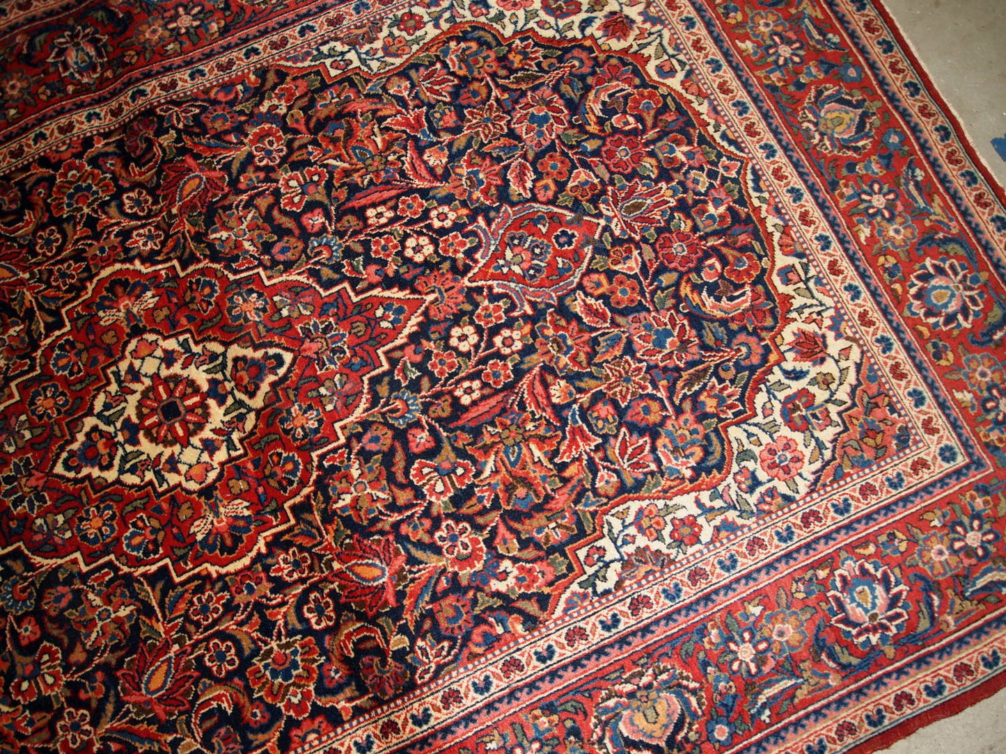 Handmade antique Kashan rug in traditional floral design. The rug is in original good condition from the beginning of 20th century.