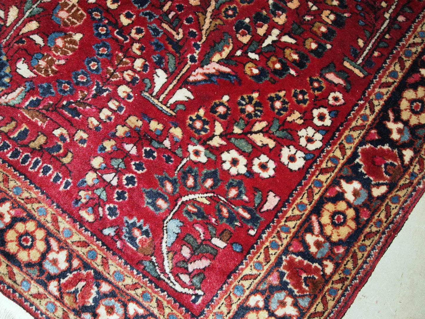 Handmade antique Persian Sarouk rug, 1920s