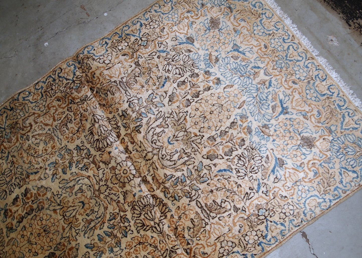 Handmade antique Kerman rug from the beginning of 20th century. The rug is in original good condition made in wool.