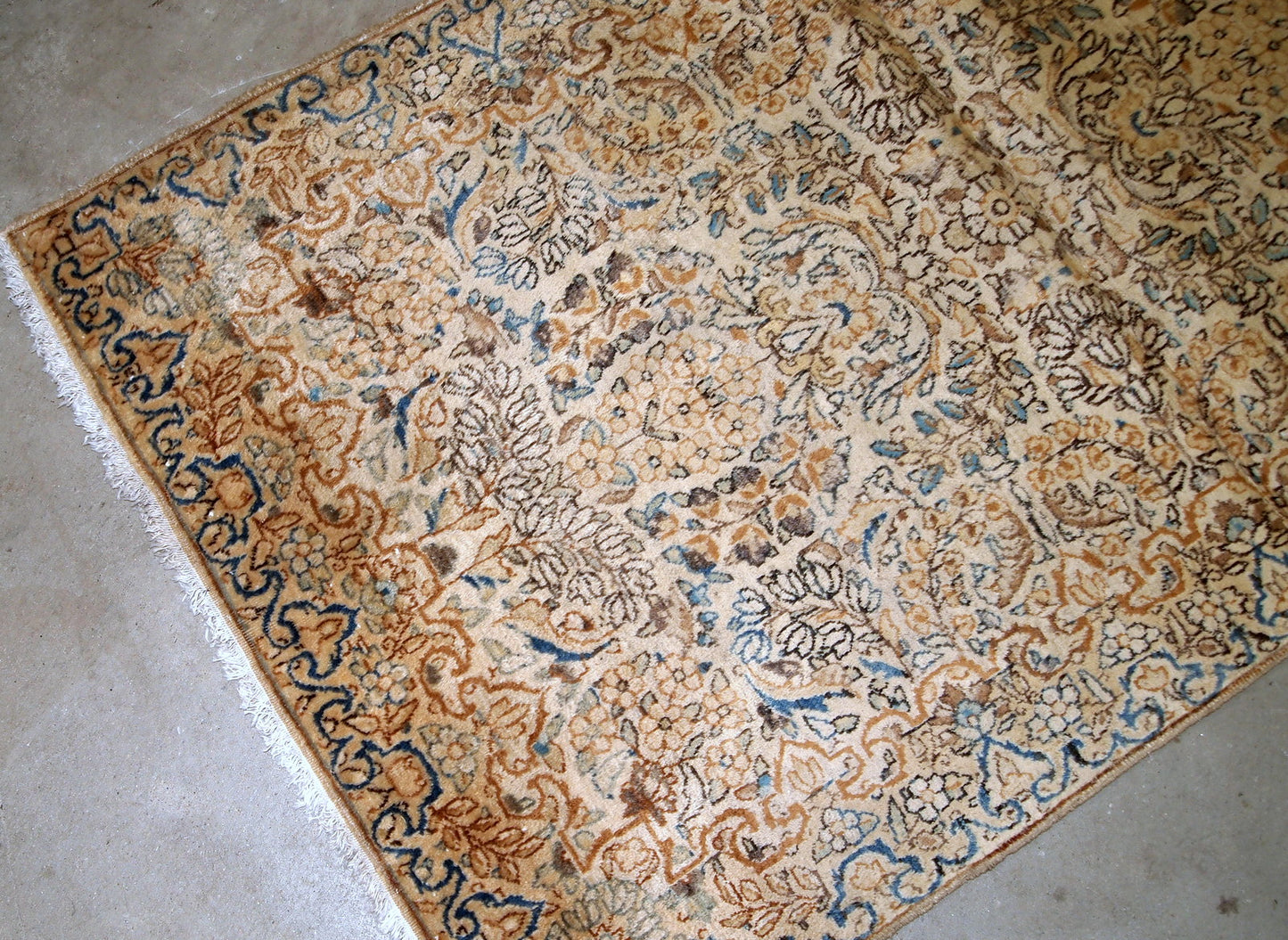 Handmade antique Kerman rug from the beginning of 20th century. The rug is in original good condition made in wool.