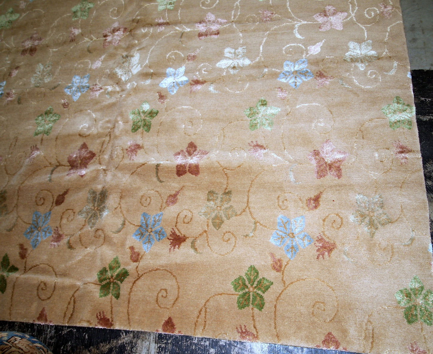 Vintage handmade Tibetan Modern woolen rug with silk highlights in original good condition. It is from the end of 20th century made in Nepal.