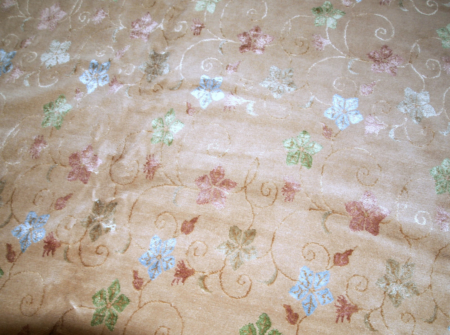 Vintage handmade Tibetan Modern woolen rug with silk highlights in original good condition. It is from the end of 20th century made in Nepal.