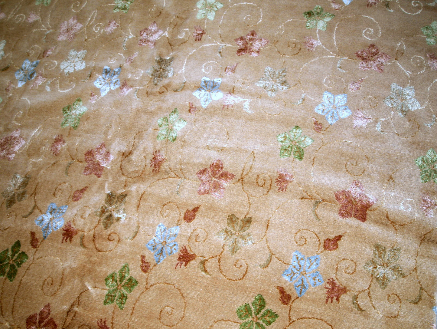 Vintage handmade Tibetan Modern woolen rug with silk highlights in original good condition. It is from the end of 20th century made in Nepal.