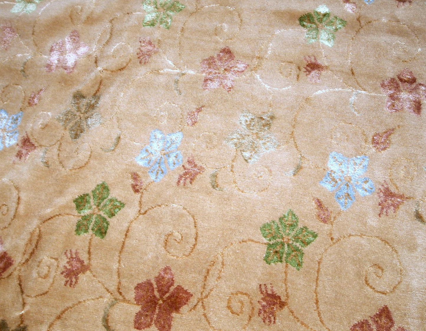 Vintage handmade Tibetan Modern woolen rug with silk highlights in original good condition. It is from the end of 20th century made in Nepal.