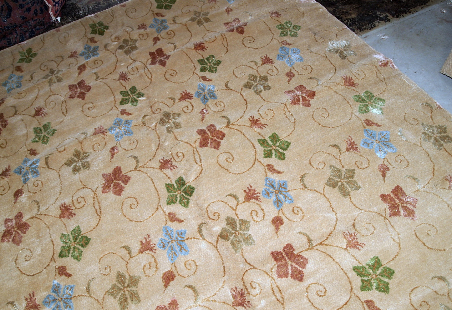Vintage handmade Tibetan Modern woolen rug with silk highlights in original good condition. It is from the end of 20th century made in Nepal.