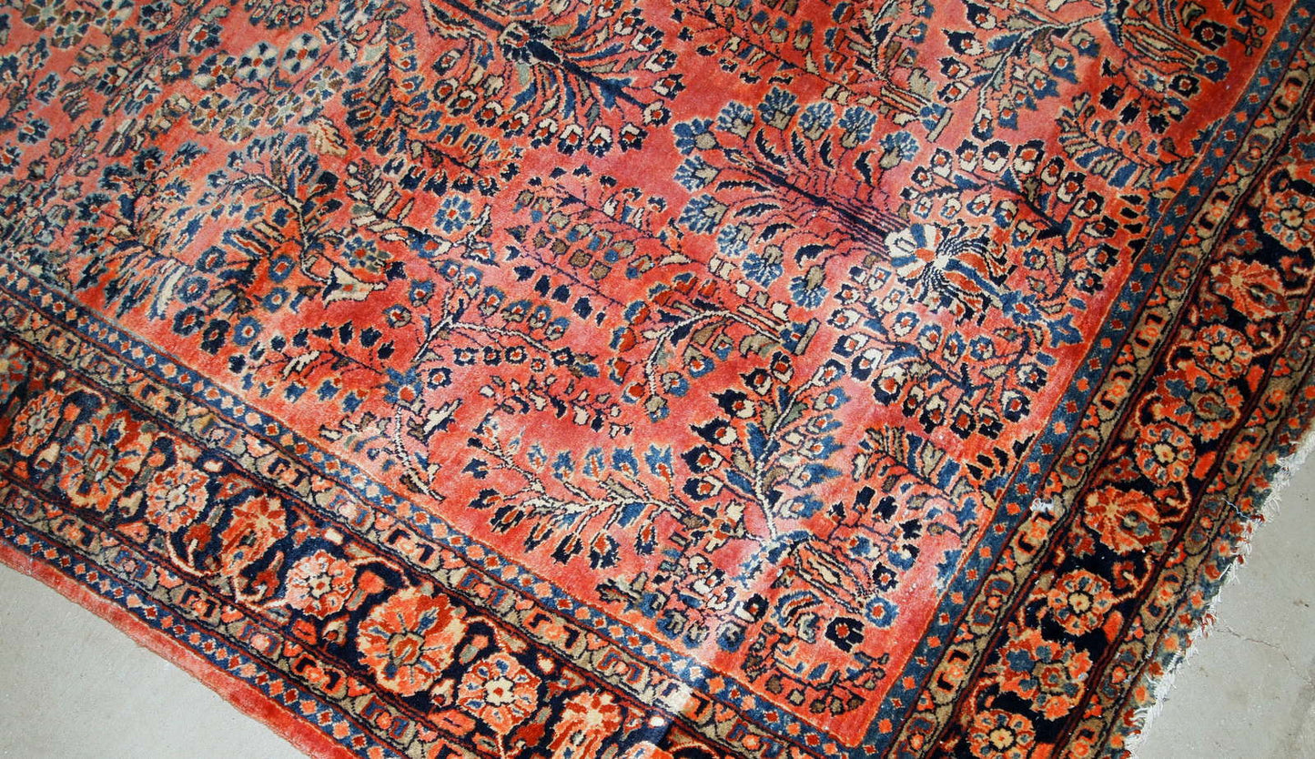 Handmade antique Sarouk rug fin original good condition. The rug has been made in the beginning of 20th century in red wool.