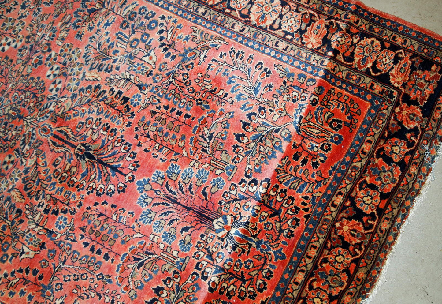 Handmade antique Sarouk rug fin original good condition. The rug has been made in the beginning of 20th century in red wool.