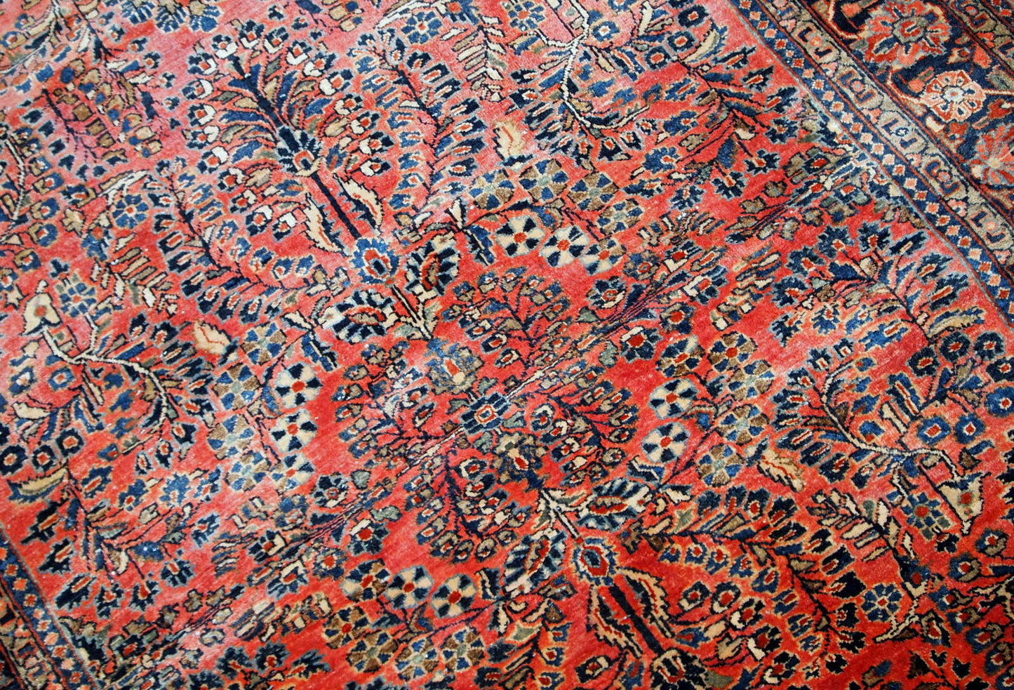 Handmade antique Sarouk rug fin original good condition. The rug has been made in the beginning of 20th century in red wool.