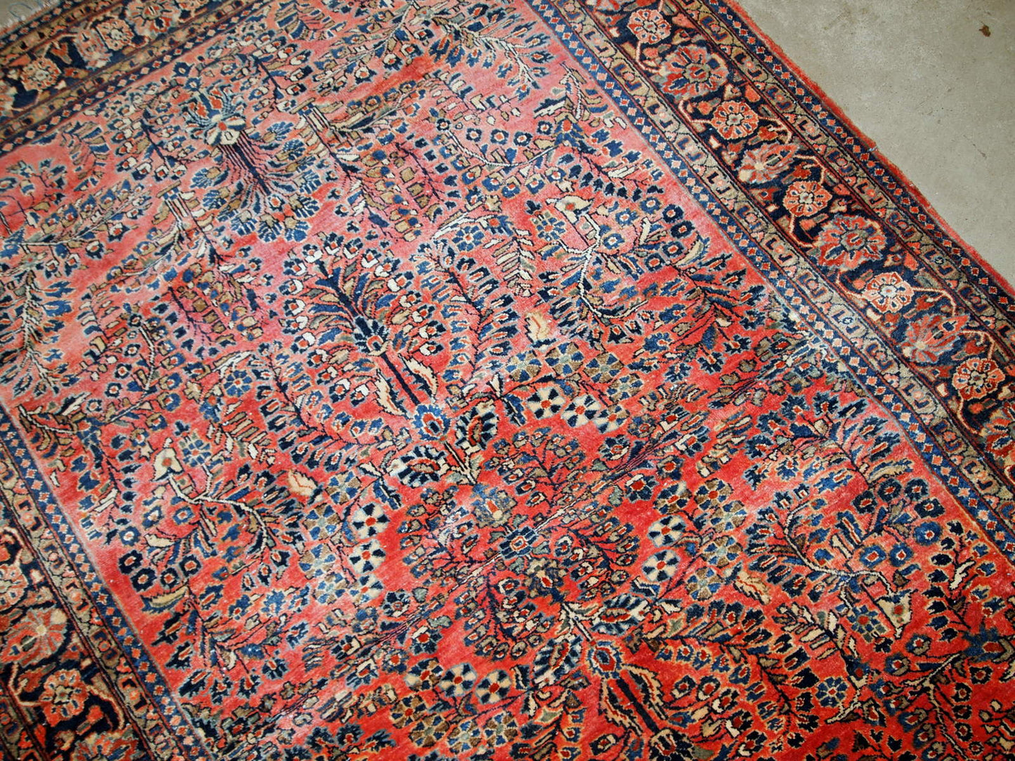 Handmade antique Sarouk rug fin original good condition. The rug has been made in the beginning of 20th century in red wool.