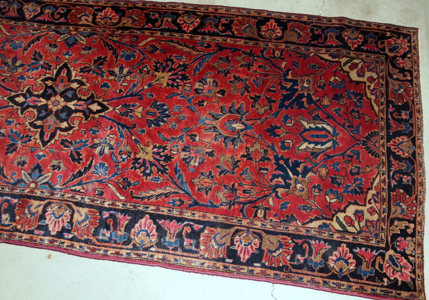 Handmade antique Kashan rug from the beginning of 20th century. This fine-weaved rug is in original good condition.