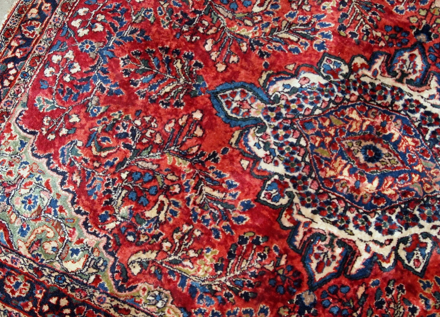 Handmade antique Persian Sarouk rug, 1920s