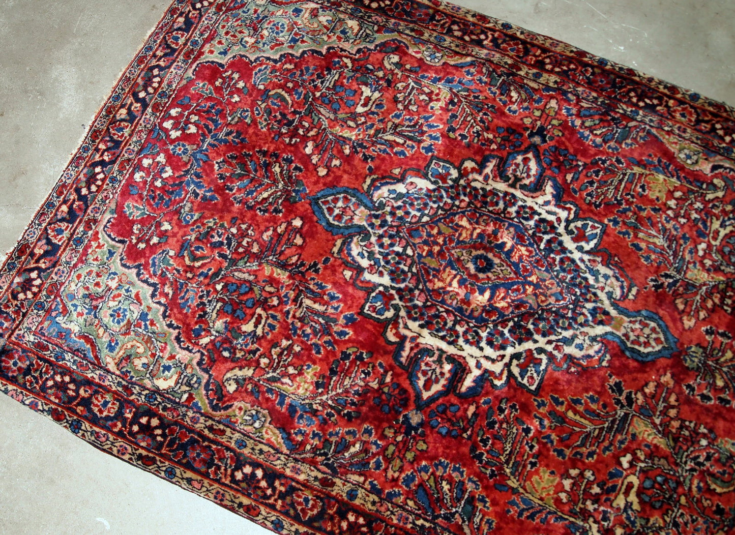 Handmade antique Persian Sarouk rug, 1920s