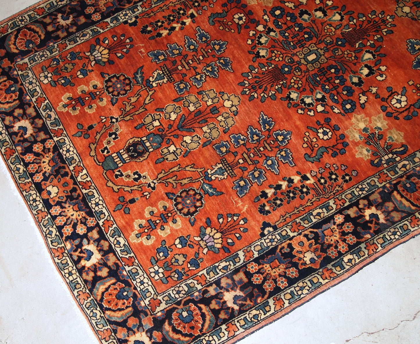 Handmade antique Persian Sarouk rug in original good condition. This rug is from the beginning of 20th century.