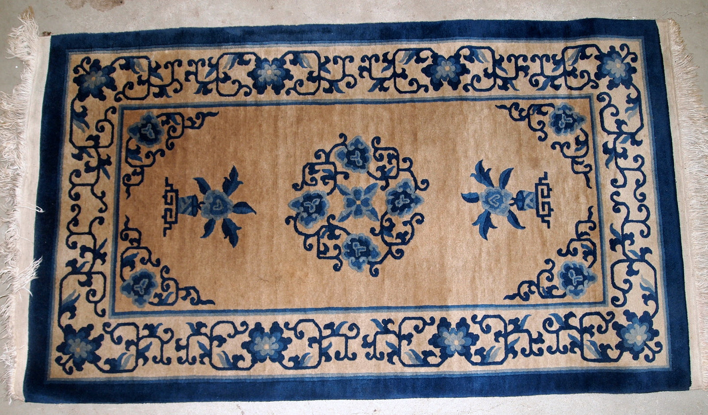 Handmade antique Peking Chinese rug in blue and beige wool. The rug is in original good condition, from the beginning of 20th century.