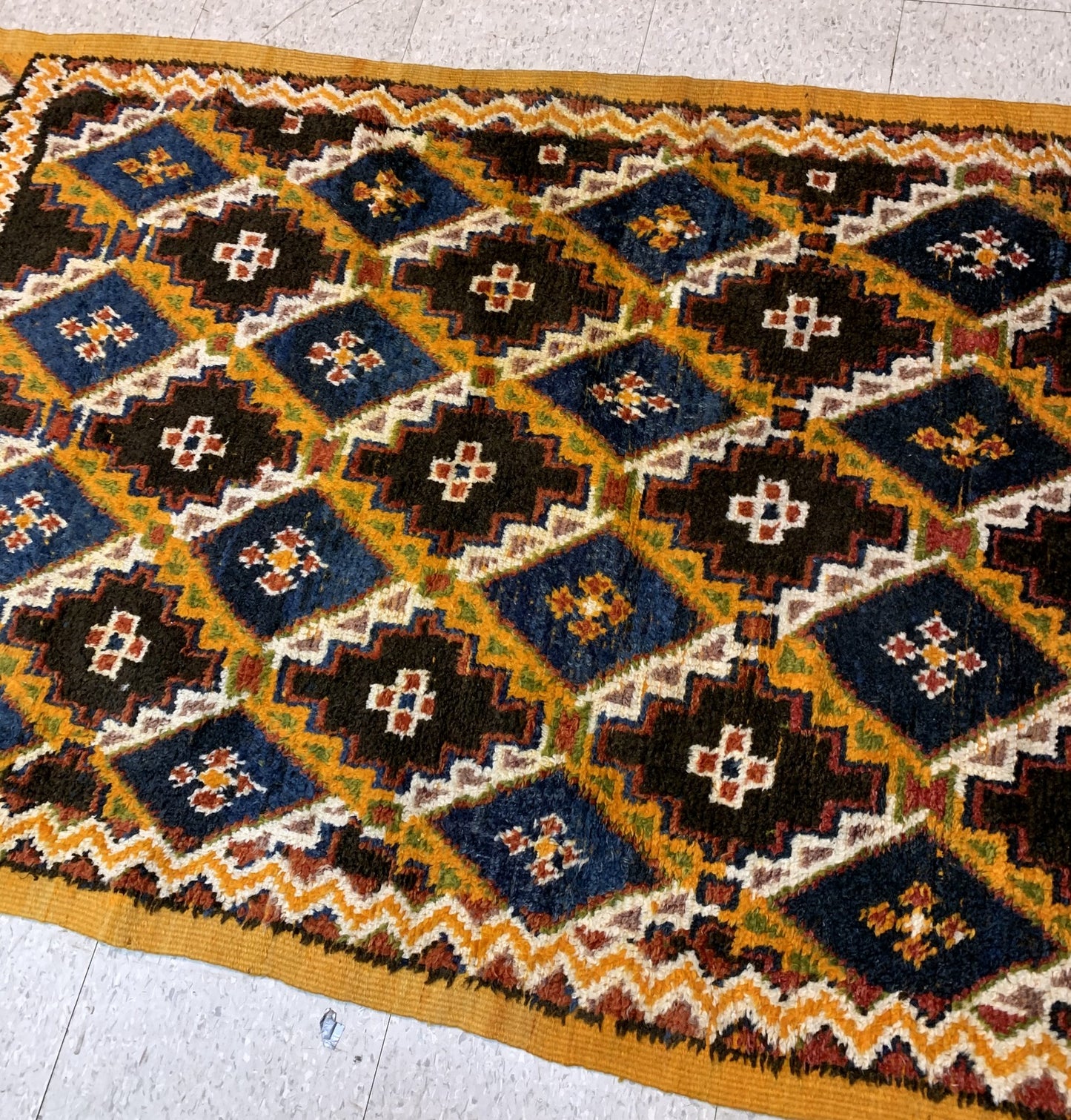 Handmade antique Berber rug from Morocco in original good condition. The rug is in geometric design from the end of 19th century.