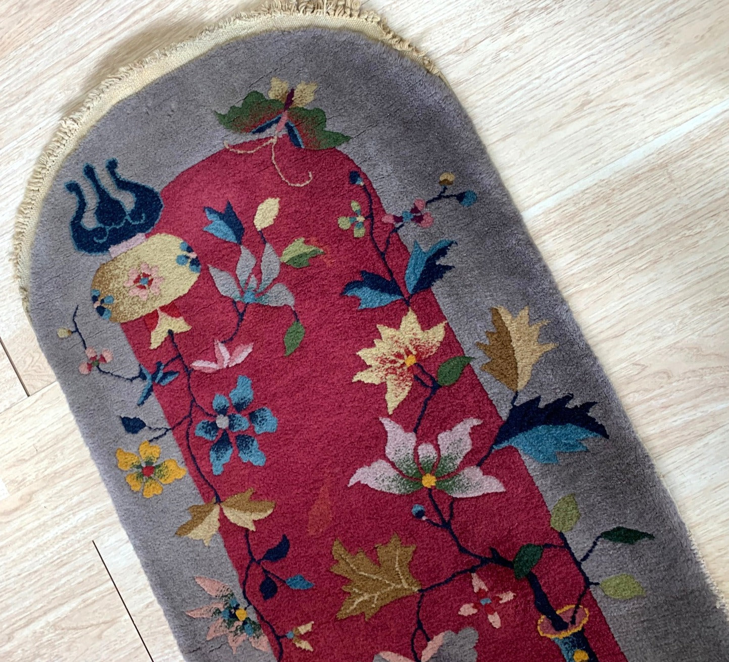 Handmade antique Art Deco Chinese oval rug in original good condition. The rug is from the beginning of 20th century.