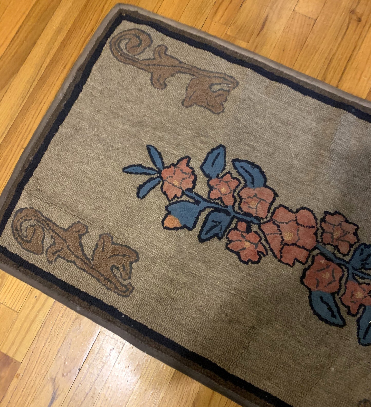 Handmade antique American Hooked rug in floral design. The rug is from the beginning of 20th century in original good condition.
