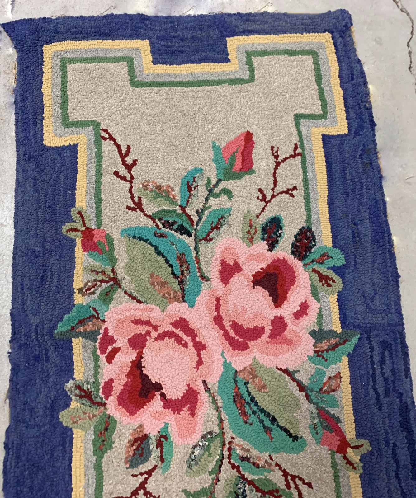 Handmade antique American Hooked rug in beige and purple shades. The rug is from the beginning of 20th century in good condition, the rug has some restaurations.