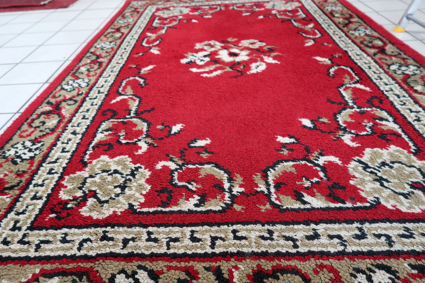 Tapis Savonnerie français vintage 129cm x 199cm (4,2' x 6,5') années 1970 - 1C1038