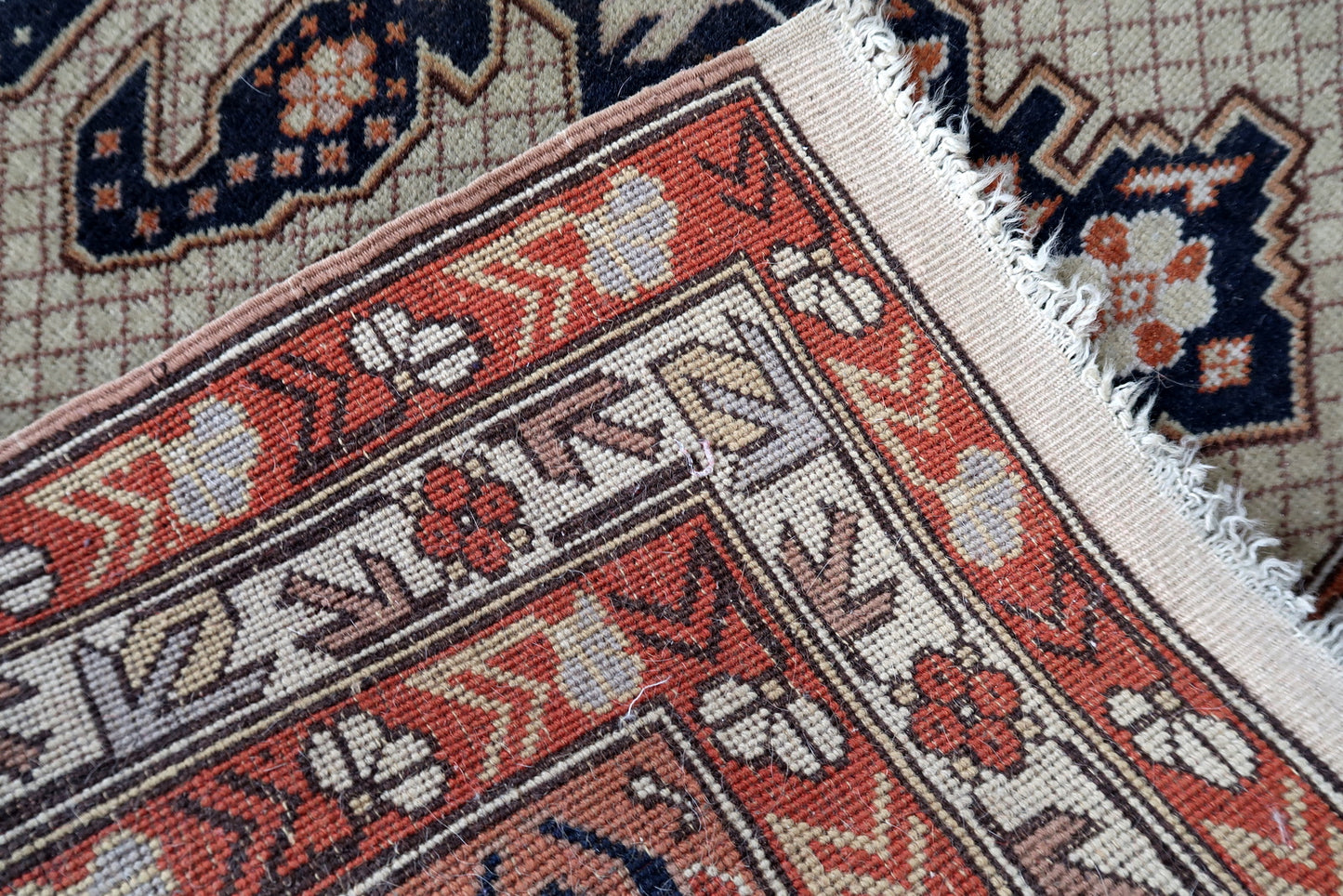 Handmade vintage Turkish Sivas rug in large medallion design. The rug is from the middle of 20th century in original good condition.