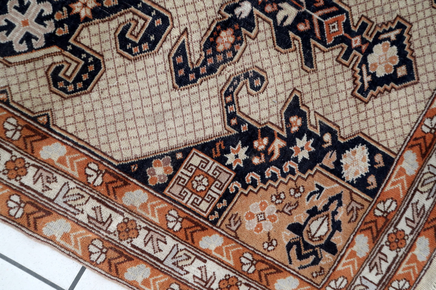Handmade vintage Turkish Sivas rug in large medallion design. The rug is from the middle of 20th century in original good condition.