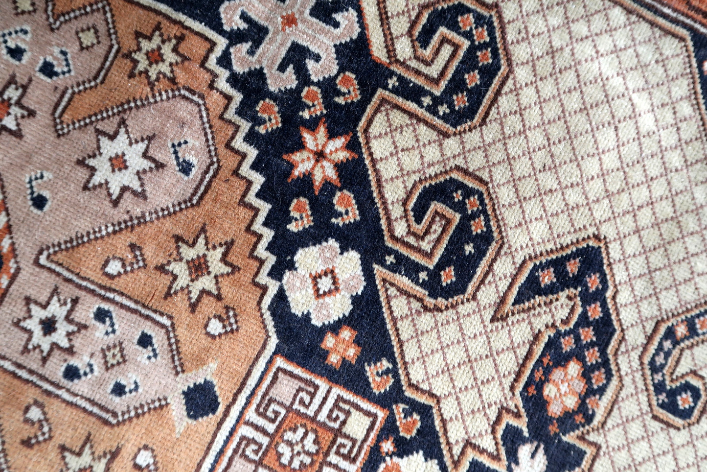 Handmade vintage Turkish Sivas rug in large medallion design. The rug is from the middle of 20th century in original good condition.