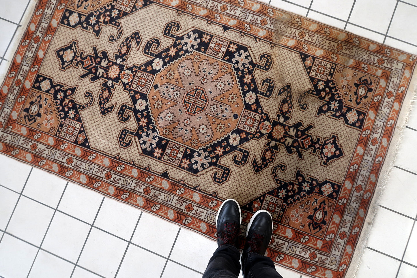 Handmade vintage Turkish Sivas rug in large medallion design. The rug is from the middle of 20th century in original good condition.