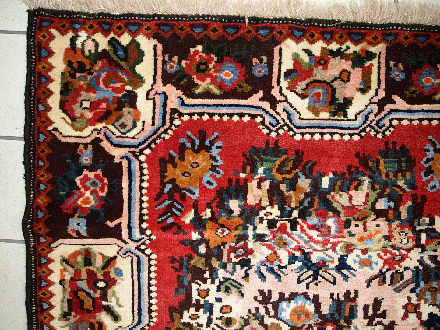 Handmade vintage Persian Bakhtiari rug 3.7' x 4.9' (114cm x 152cm) 1970s - 1C315 - One Royal Art