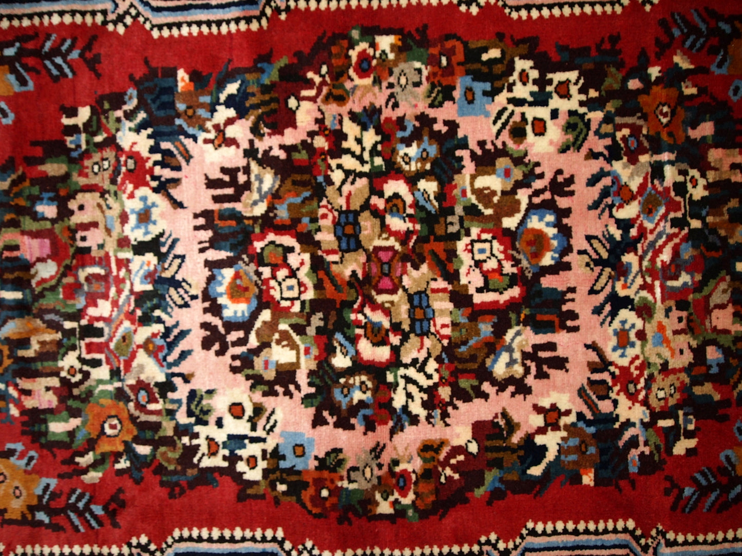 Handmade vintage Persian Bakhtiari rug 3.7' x 4.9' (114cm x 152cm) 1970s - 1C315