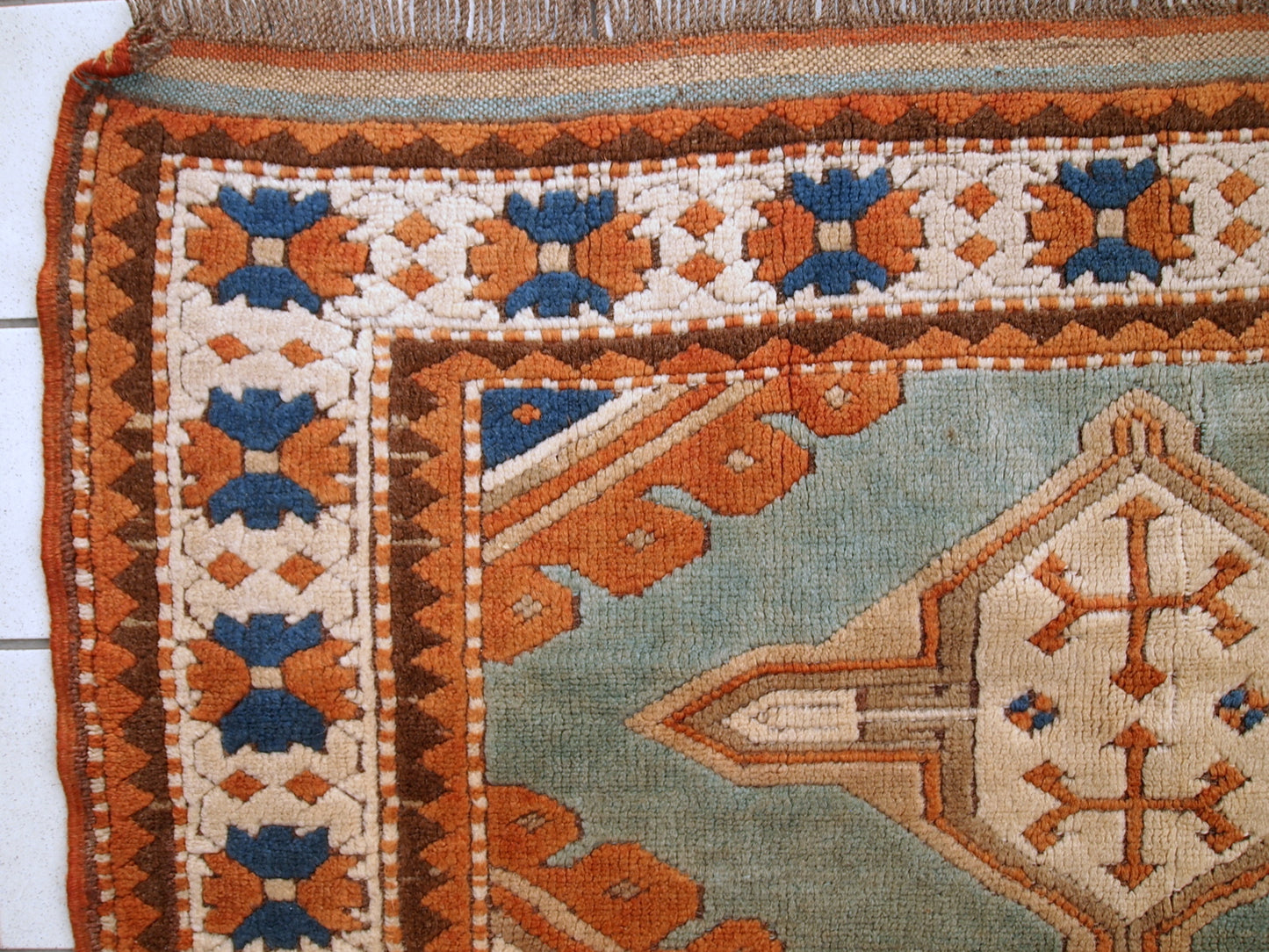 Handmade vintage Caucasian Kazak rug 4.2' x 5.6' (130cm x 170cm) 1970s - 1C324