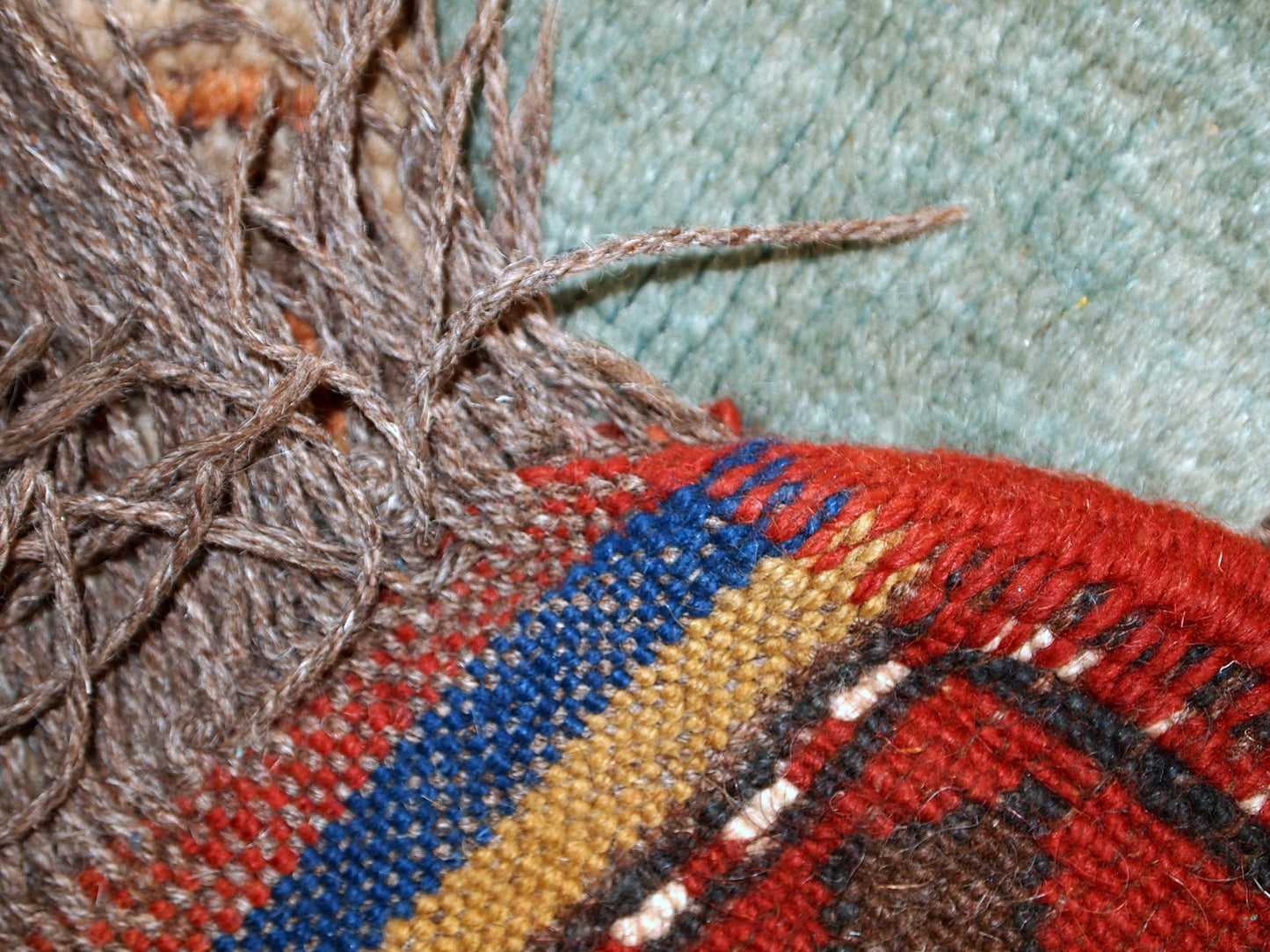 Handmade vintage Caucasian Kazak rug 4.2' x 5.6' (130cm x 170cm) 1970s - 1C324
