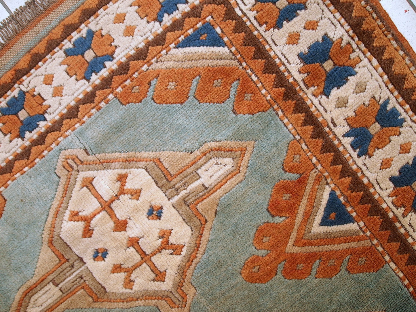 Handmade vintage Caucasian Kazak rug 4.2' x 5.6' (130cm x 170cm) 1970s - 1C324