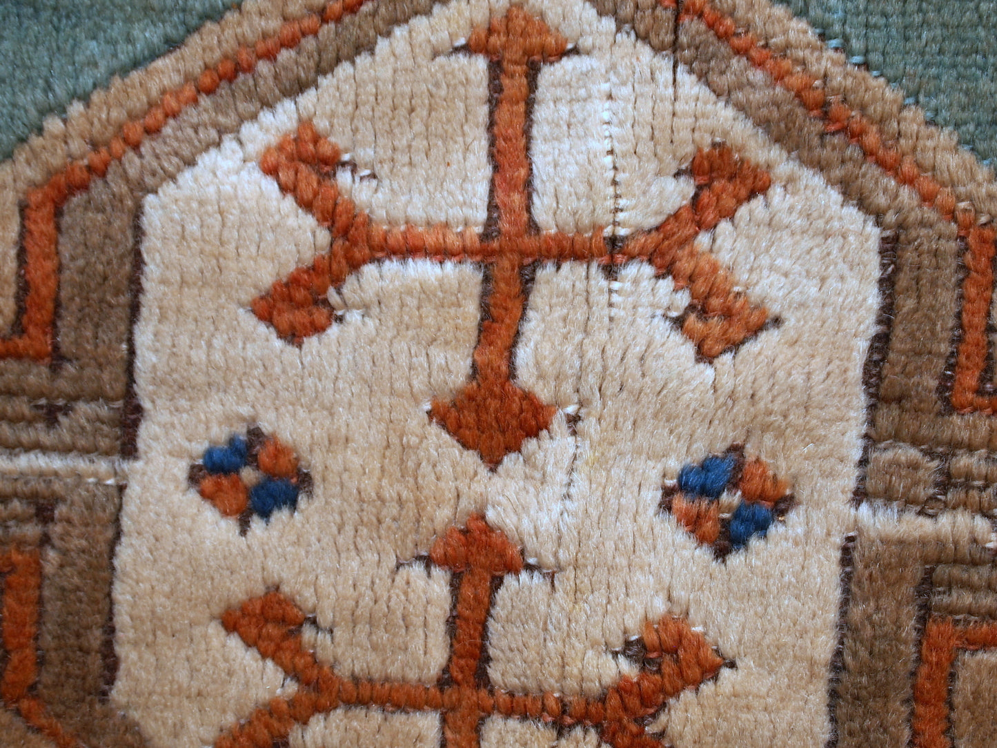 Handmade vintage Caucasian Kazak rug 4.2' x 5.6' (130cm x 170cm) 1970s - 1C324