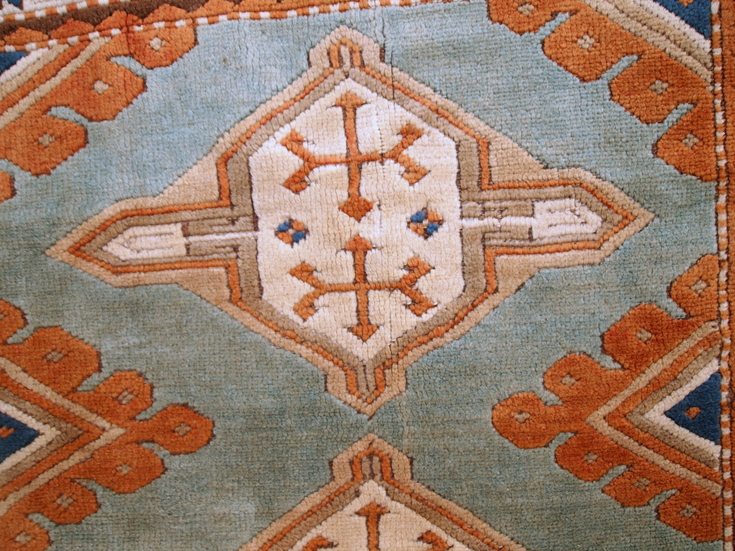 Handmade vintage Caucasian Kazak rug 4.2' x 5.6' (130cm x 170cm) 1970s - 1C324