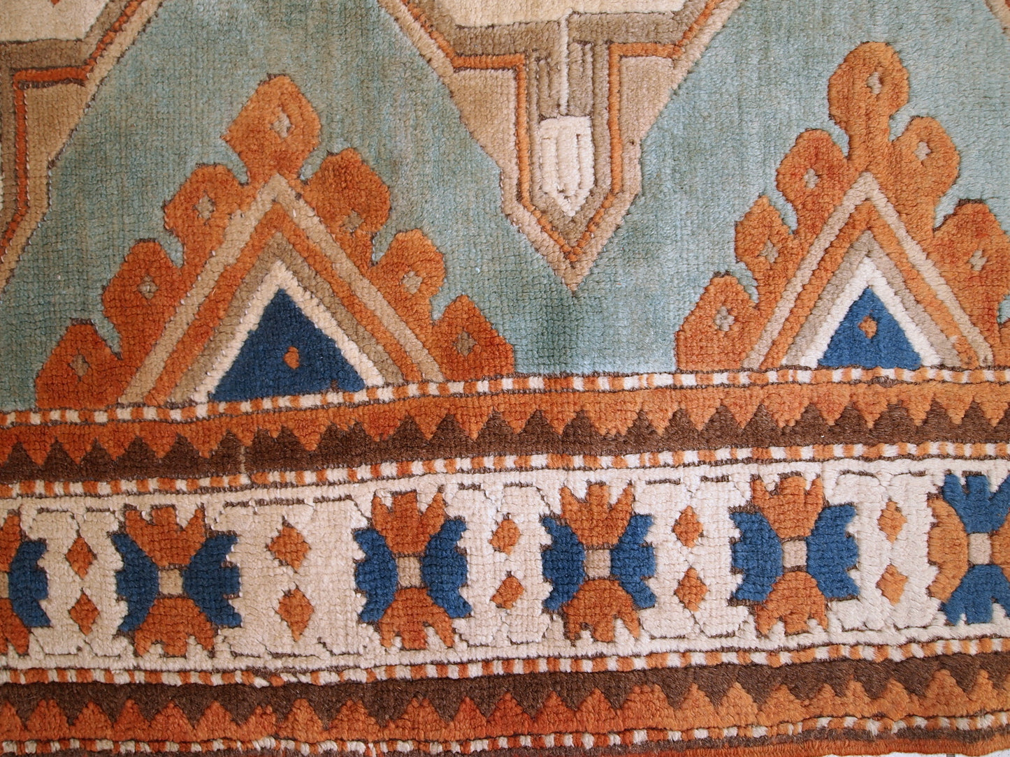 Handmade vintage Caucasian Kazak rug 4.2' x 5.6' (130cm x 170cm) 1970s - 1C324