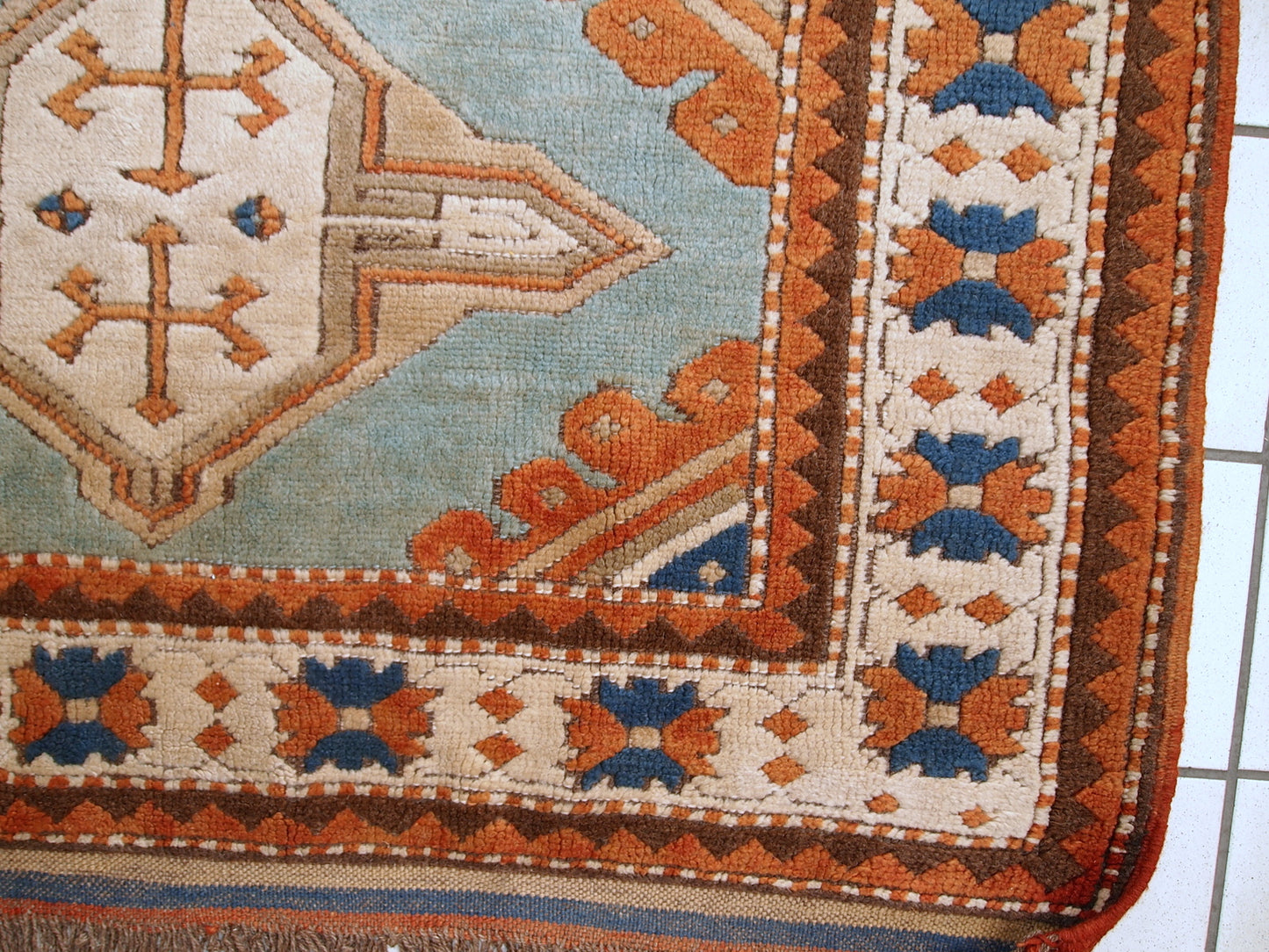 Handmade vintage Caucasian Kazak rug 4.2' x 5.6' (130cm x 170cm) 1970s - 1C324