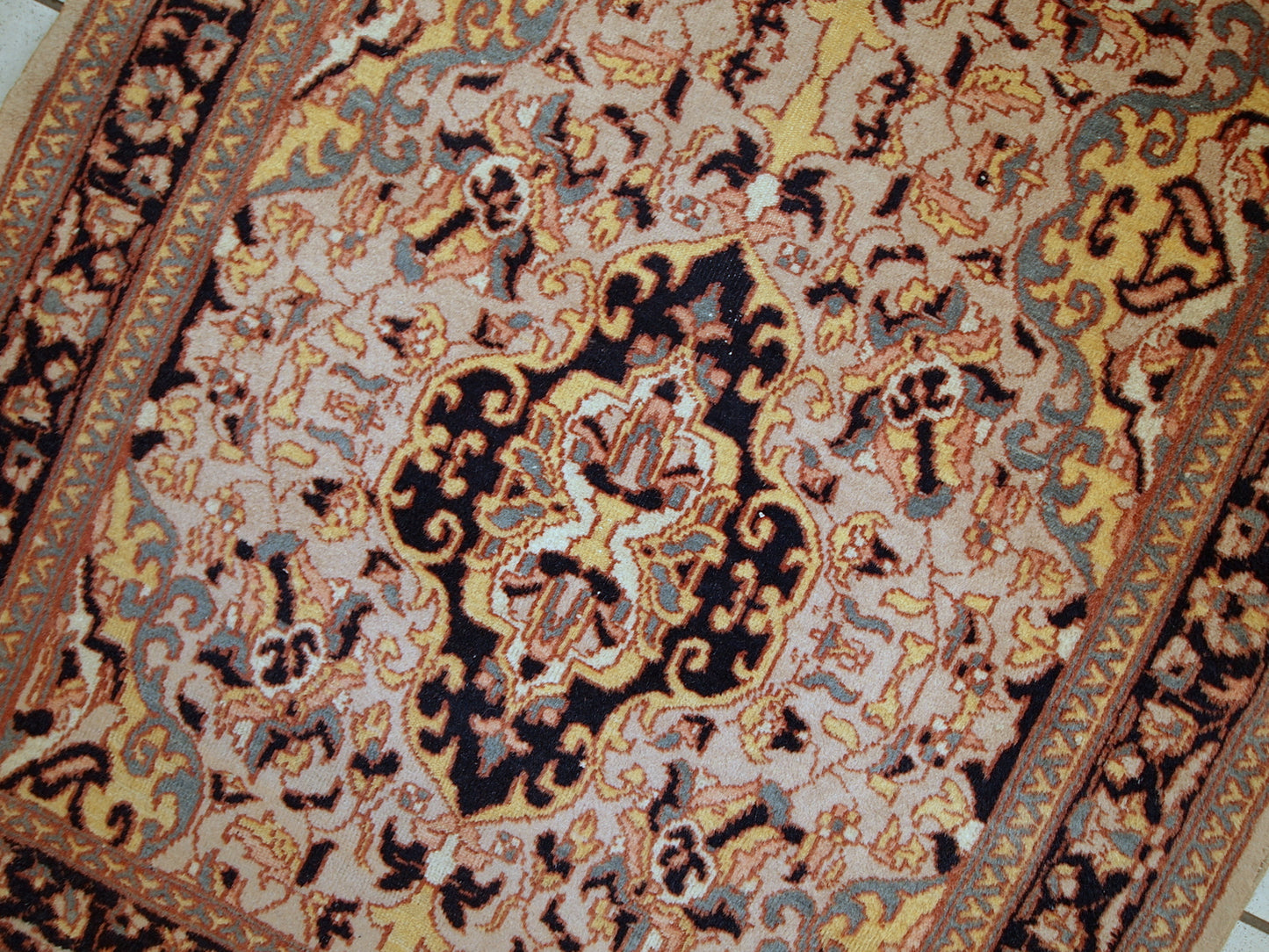 Handmade vintage Pakistani Lahore rug 3,1' x 5' (95cm x 154cm) 1970s - 1C350 - One Royal Art