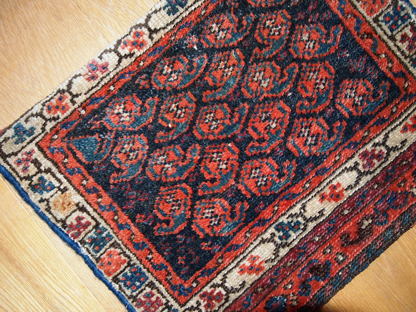 Hand made antique Malayer bag face in original good condition, the rug is from the beginning of 20th century.