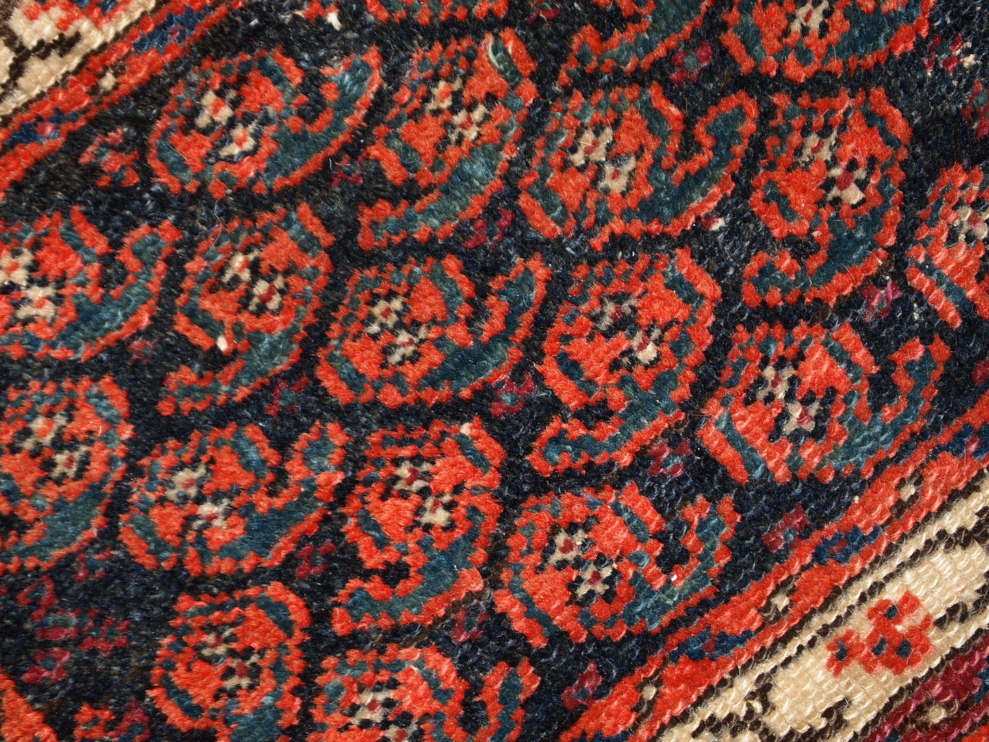 Hand made antique Malayer bag face in original good condition, the rug is from the beginning of 20th century.