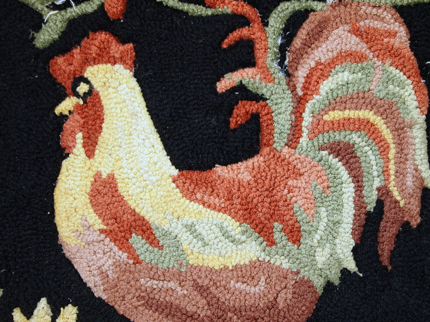 Vintage primitive American hooked rug in original good condition. The rug has been made in the middle of 20th century in wool.