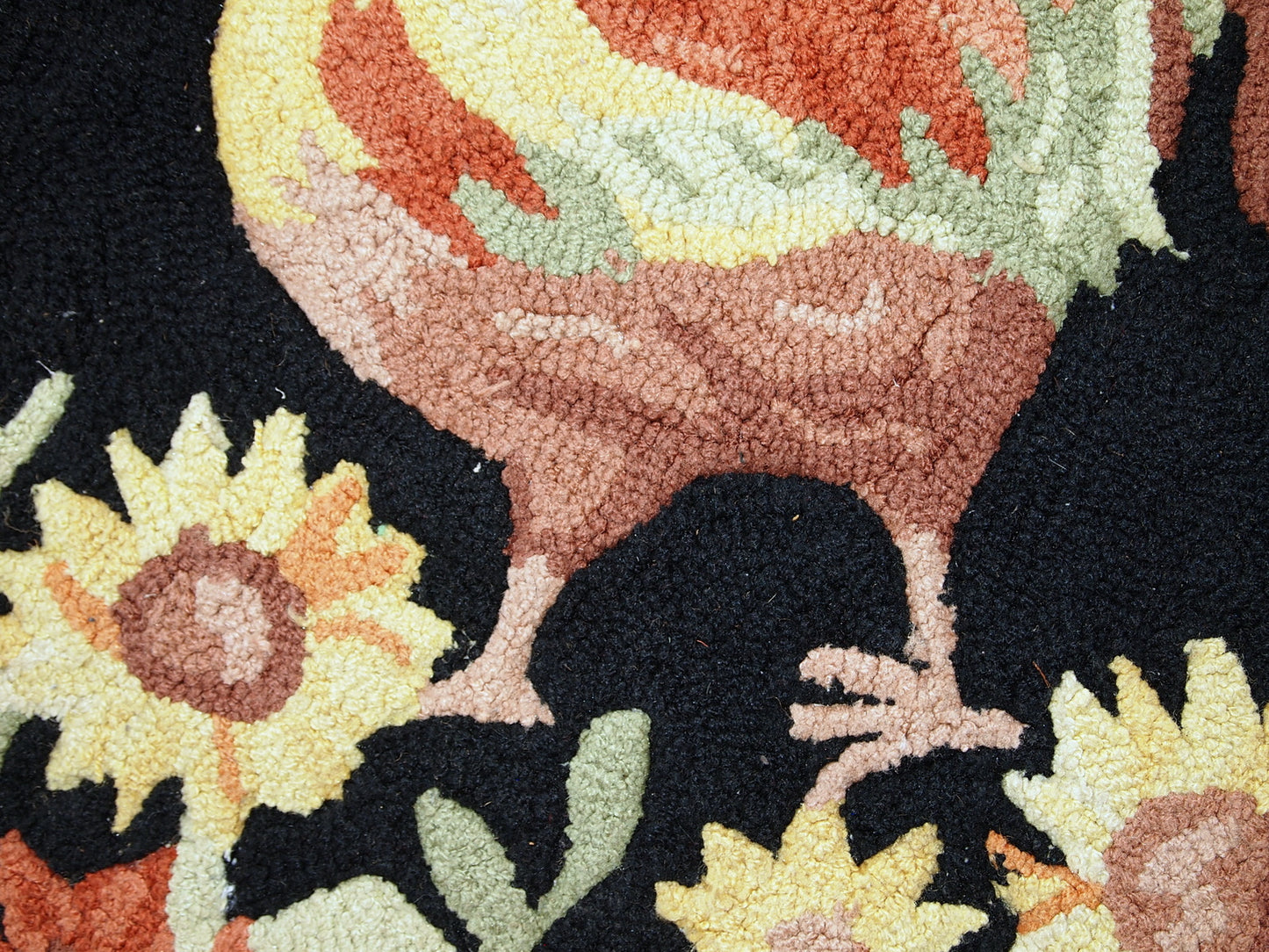 Vintage primitive American hooked rug in original good condition. The rug has been made in the middle of 20th century in wool.